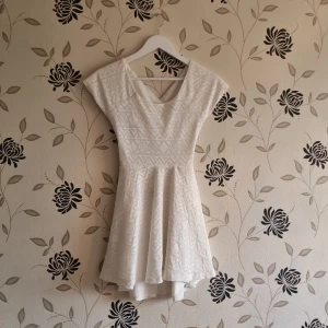 Club L, vit klänning size 6,  - Club L, vit klänning, storlek 6. Mönstrad med delvis öppen rygg. Toppskick! Se bilder.