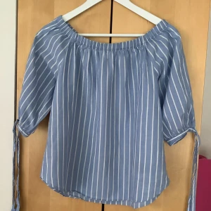 Blus i stl 32 men stor i storlek  - Fint skick 