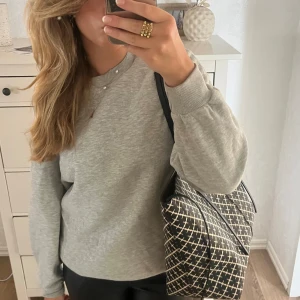 GRÅ MYSIG SWEATSHIRT🥰 - Jag säljer en jättefin, mysig sweatshirt från Gina Tricot. Tröjan är knappt använd och är i ett jättefint sick! 😍😍köpt för länge sedan så lär vara slutsåld på hemsidan. Storlek XS men passar även S och M storleksmässigt. 