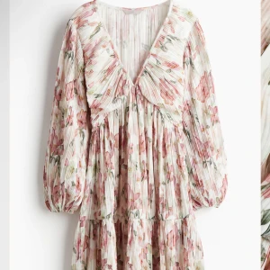 H&M klänning - Ny med lapparna kvar! Strl s💕 slutsåld på hemsidan