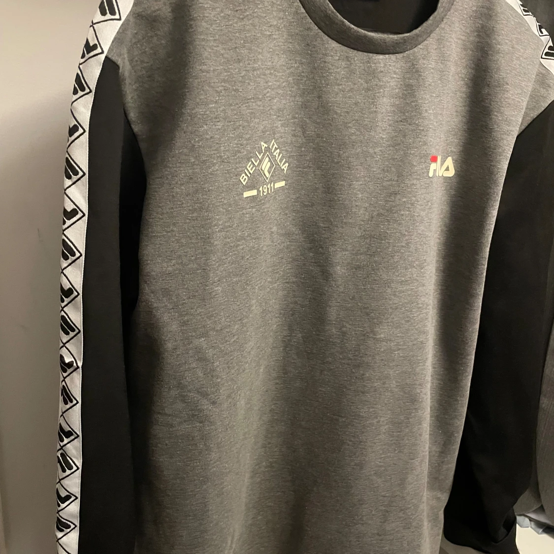 Grå och svart tröja från Fila - 90