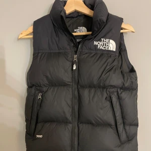 The north face väst - Säljer den här north face västen då den inte kommer till användning längre!! Passar även storlek S