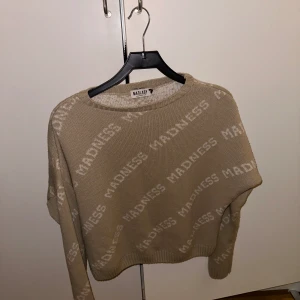 Stickad tröja  - Beige stickad tröja från Madlady med text på, Lite mer kortare i modellen 