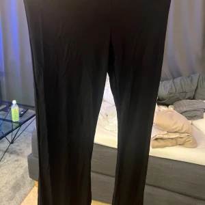 Utsvängda byxor  - Storlek s, helt oanvända. 