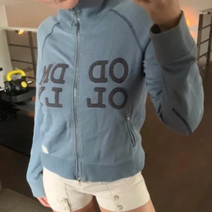 Odd Molly kofta - Jätte fin kofta som jag köpt på vinted, den har tyvärr några små hål i ryggen (täcks av håret dock) och därför inte kommer till någon användning för mig längre. Kan skicka mer noggranna bilder, så skriv privat om ni har frågor annars tryck köp nu 💗