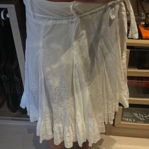 Marlboro Kjol - Superfin kjol ifrån Malboro classics. Tyvärr är den för stor för mig, men har ett band i midjan så den är möjlig att reglera storleken på en aning🤍 storlek 46 men skulle påstå att den mer är en 40!