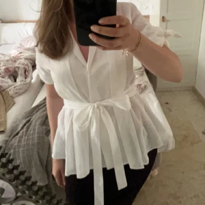 blus från zara - Populär slutsåld blus från zara! Skriv vid funderingar❤️