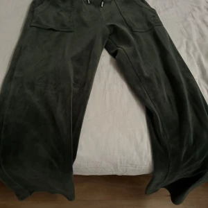 Juicy set - Använde Max 2 gånger sen jag köpte mörkgrön färg och byxornas storlek är S och på koftan är det M fast passar de som har S också 