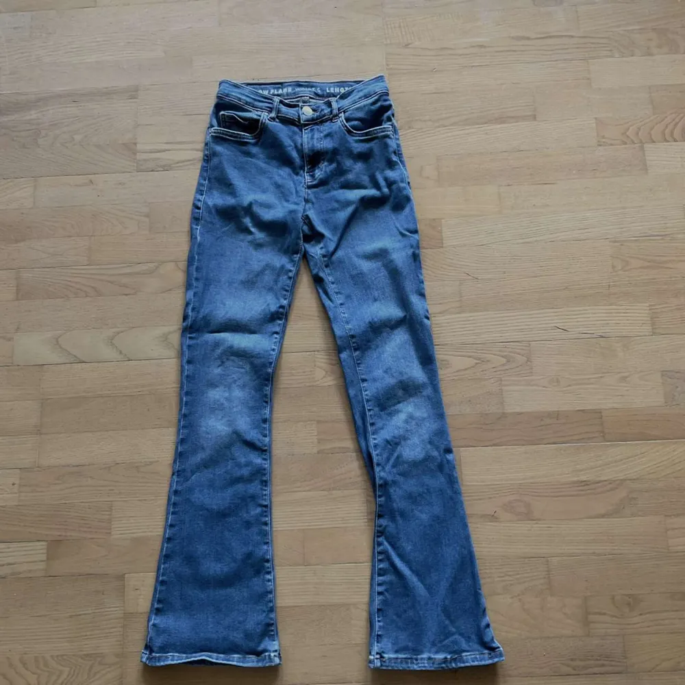 Blå lågmidjade flare jeans. Sparsamt använda. Inga synliga tecken på användning. Säljer då de inte längre passar mig. Ny pris 699kr. 💗. Jeans & Byxor.