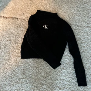 En fin svart Calvin Klein långärmad tröja - En väldigt fin och mysig svart Calvin Klein tröja, har tyvärr inte kommit till användning så mycket. I bra skick. 