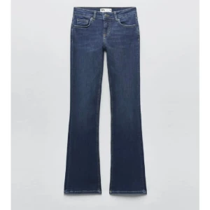 Lågmidjade bootcut jeans  - Säljer mina favorit jeans då de börjat bli lite korta för mig. Inte slitna nånstans, väldigt sparsamt använda. Har sprättat upp dem men inget som syns! Passar någon 160-165cm lång skulle jag säga! Slutsålda på hemsidan❤️Passar även strl 36, stretchiga