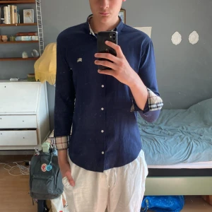 Burberry skjorta - Sjukt fet burberry skjorta i mycket bra skick Storlek L men passar även M, självklart äkta