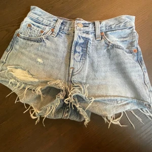 Jeansshorts  - Väldigt fin jeansshorts från Levis. Storlek xs men är väldigt liten och tajt i storleken. 🤗