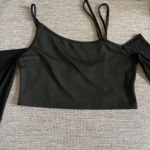 Mesh topp/linne - Svart mesh topp med långa utsvängda armar. Bra skick. Använd en gång. Kort passform. 