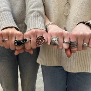 Ring - Silvrig ring med svart detalj