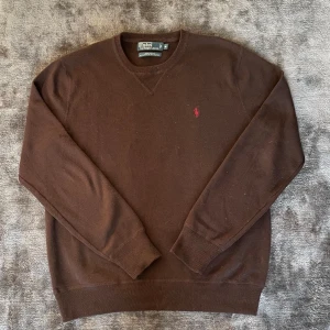 Ralph lauren tröja - Säljer min fina Ralph lauren tröja i bra skick. Noll defekter. Den är storlek M och är mörkbrun. Skriv om du har frågor:)