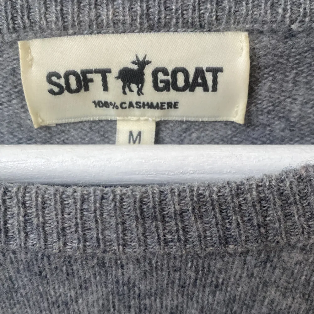Super mjuk tröja från soft goat! Mycket bra skick, längst ned på tröjan har den lite ”fransar” från tvätten men inte mycket!❤️. Tröjor & Koftor.