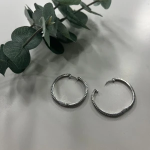 Äkta silver örhängen - Silverhoops av Alice stenlöf kollektion med guldfynd, ny inköpta för 500kr, iprincip helt oanvända
