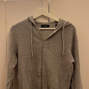 Jack and Jones tröja - Säljer nu min Jack and Jones tröja/kofta i storlek small som jag knappt använt nånting, väldigt bra skick.