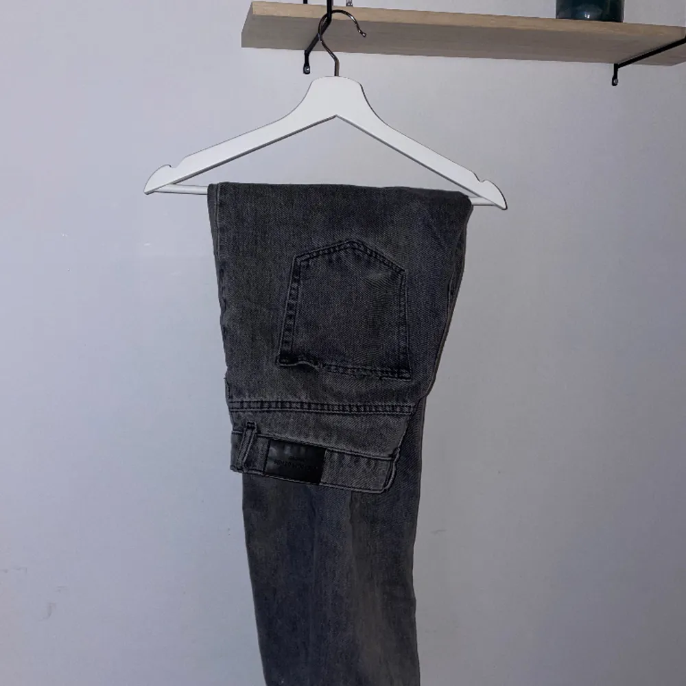 Säljer ett par gråa lågmidjade jeans från Gina Tricot✨. Jeans & Byxor.