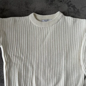 Vit stickad tröja som passar till allt! - Säljer denna stickade tröja då jag inte använder den längre💘