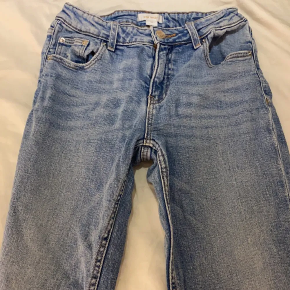 Superfina low waist bootcut jeans från Gina Tricot ”Young”💕💕säljer då dom blivit för små och inte kommer till användning längre . Jeans & Byxor.