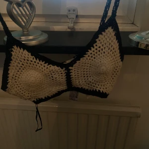 Fin sommar topp - Köpt i USA nyligen  För liten för mig  aldrig använt prislappen är på  Köpte för 29 $ stickad inte genomskinlig alls ändå om det ser ut så 