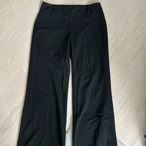 Kostymbyxor  - Super sköna och snygga kostymbyxor som är lågmidjade 