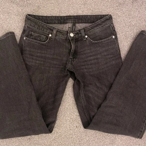 Arrow low jeans - Säljer dessa populära jeans i storlek 25W/32 L då dom tyvärr blivit för små i midjan, längden passar fortfarande och jag är 1,66 cm som referens!