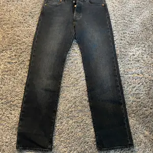 Säljer dessa helt oanvända Levi’s 501 jeans. Säljer pga de passar inte