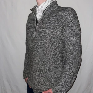 Stickad Overshirt - Storlek=M Modellen är 1,88 cm  Passar L