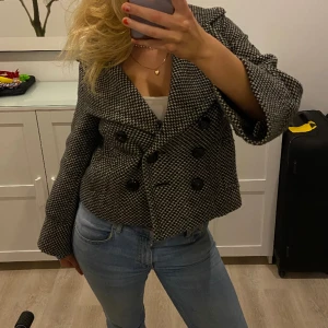 Kappa - Jättefin unik kappa perfekt nu till våren💕💕helt ny utan prislapp och använd ett fåtal gånger