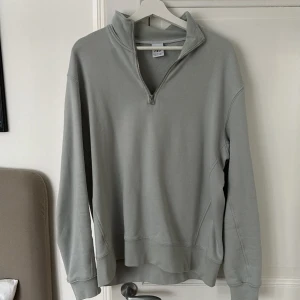 1/4 zip från Zara - En ljusgrå 1/4 tröja från Zara i nyskick, använd ca 2 gånger och den är i storlek M