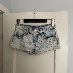 Jeansshorts - Jag säljer dessa snygga jeansshorts med nitar på, jag älskar dom verkligen men dom kommer tyvärr inte till min användning längre. 💕