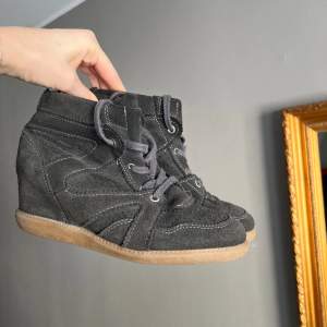 Sjukt snygga isabel marant likande skor! Superfin mörkgrön färg och helt oanvända!🫶🏽