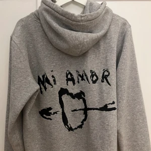 Grå hoodie  - Jättefin grå hoodie från zalando. Använd ett fåtal gånger och i jättebra skick. 