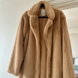 Kappa - Mjuk och mysig kappa från soyaconcept. Storlek M men passar även i S skulle jag säga. Använd 1 gång, så väldigt fin i skicket. Ordinarie pris 599kr