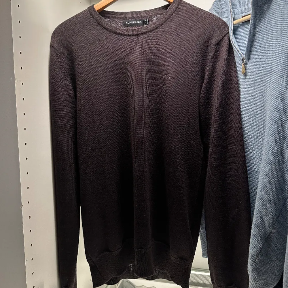 J.Lindeberg sweatshirt i storlek S. Köptes för nån vecka sedan i butik men kommer inte till användning. Använd ca 3-4 gånger. Nypris ca 1400kr. Riktigt snyggt att matcha till ett par bruna Rayban boyfriend. Tröjor & Koftor.