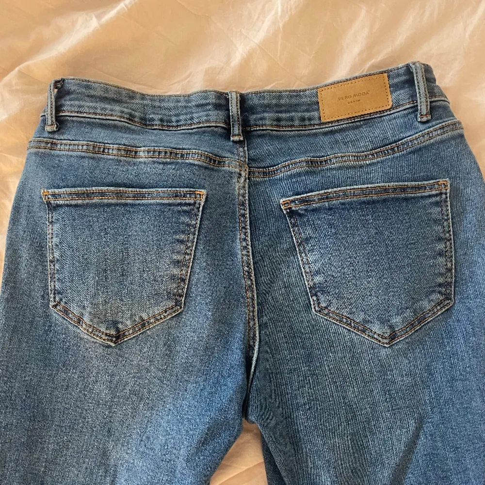 super snygga lowwaist vero moda jeans i storlek 34 men passar mig som nästan alltid har 36🩷. Jeans & Byxor.