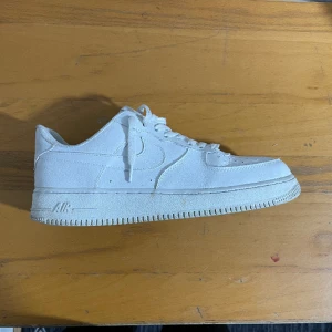 Air Force 1 - Använda air force 1. Men på bra skick. 8/10. Säljer för lågt pris för har haft dom länge.