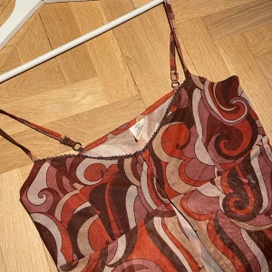 Mesh party top!❤️‍🔥🪩 - Använd ”köp nu”😘 Orange nyanserad ball Mesh fest topp från Urban outfutters. Så cool!