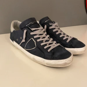 Philippe modell skor  - Säljer mina nu helt fräscha Philippe model skor. Ny pris 3800kr. Säljes för 2750kr. Skorna är nästan helt i nyskick. Pris kan diskuteras vid snabbaffär