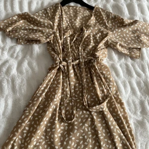 Klänning!! - Super fin klännning från Shein! Användt ca 4ggr! Den är inte lika genomskinlig som det ser ut på bild🥰