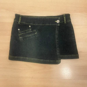 lågmidjad minikjol - jätte gullig wraparound lågmidjad jeans minikjol köpt secondhand i frankrike!