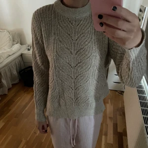 Stickad tröja - Säljer denna stickade tröjan med ett virkat mönster!💗