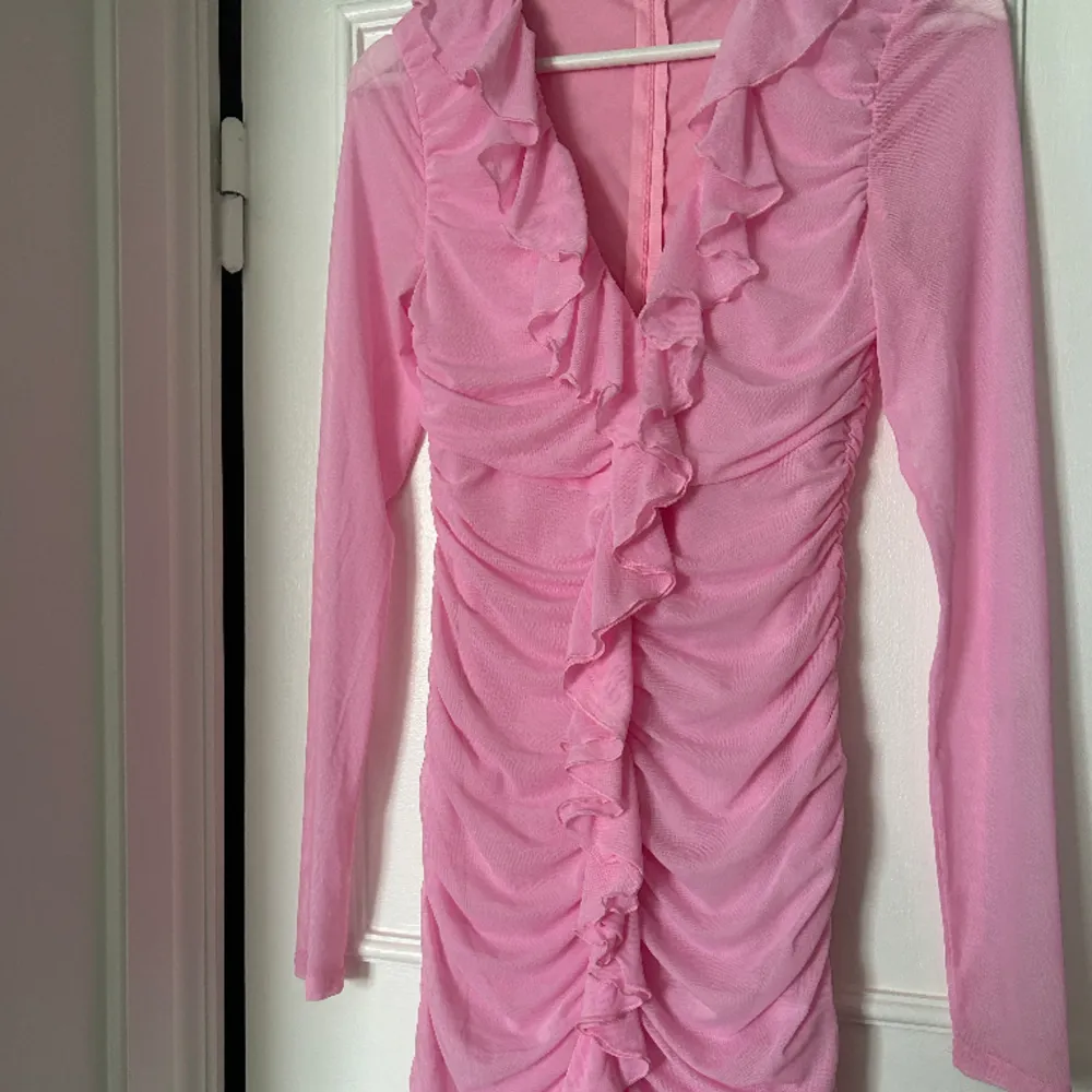 Fin rosa thigt festklänning i storlek s från Nelly. Bara använd en gång men tyvärr en fläck på ena armen (se bild), så säljs billigt.. Klänningar.