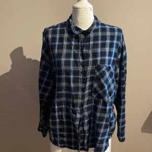 Rutig skjorta  - Oversized och använd ett par gånger 