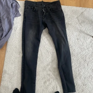 Dsquared jeans - Säljer dessa jeans då jag inte använder dom längre, finns ett litet hål vid gylfen 
