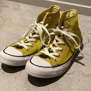 Gula converse  - Gula hightop converse i storlek 39, har några små fläckar men syns inte så väl (kan skicka närmare bild om man frågar!). Säljer då dom är för små för mig :)