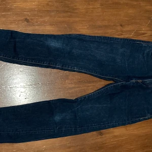 Levis Levi’s - Snygga mörkblå Levis 29*34 Modell 512.  Bra skick